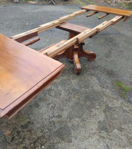 Extendable dining table